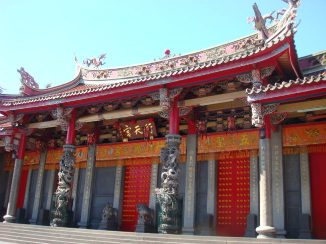 ホテルでひと休みしてから、さっそく出かけます。ＭＲＴに乗って行天宮です。台湾へ来た時には、必ずどこかへお参りに行きます。行天宮は商売の神様と聞いてからこちらへ来ることが多いです。仕事を頑張ることにより得られた収入で、また大好きな台湾へ旅行できることの感謝をします。