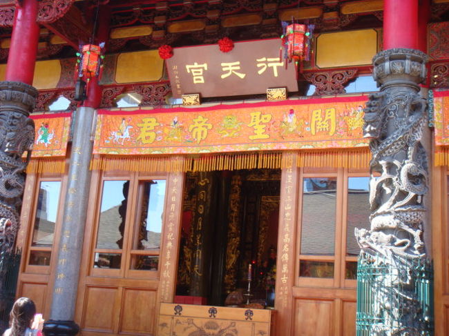 昨年までは、お線香の煙でモウモウとしていた行天宮。今年はお線香を焚いていないので、空気がきれい。環境への配慮でお線香をやめたそうです。