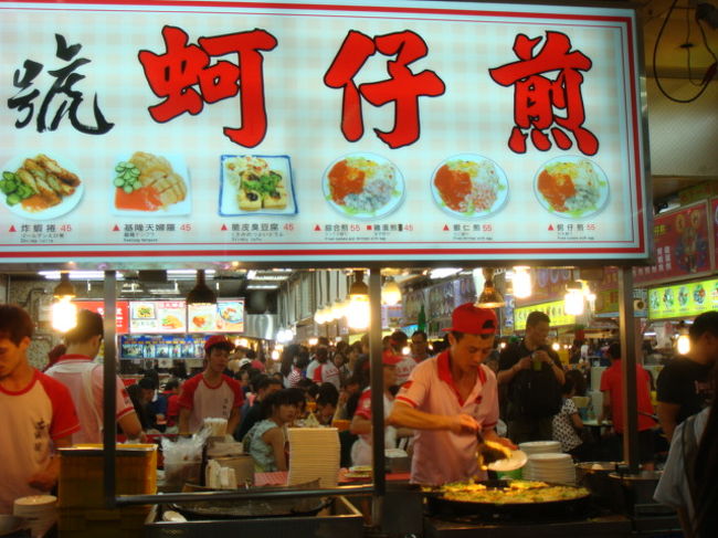 ここでやっと食事。美食街で美味しそうなところを探します。このカキオムレツを作っていたお兄さん、とってもユニークな人で、お客様を楽しませる天才でした。人気店らしく満席だったので座ることができず・・・。次回はこのお兄さんのところにしようと思ってます。
