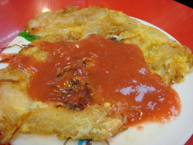 カキオムレツ５０元×２つ。カキがあまり入っていなかった（笑）タレも写真でみるよりもピンクかかっていて「なんだろう」って感じ。でも美味しかったのでいいかな。