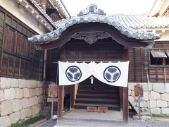本丸玄関と北隅櫓。松山藩主の久松家は徳川の親藩なので、葵のご紋があちこちにありました。