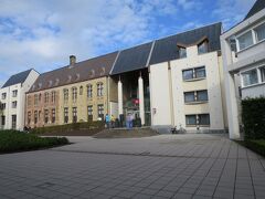 中庭をはさんで、イビスブルージュセントラム