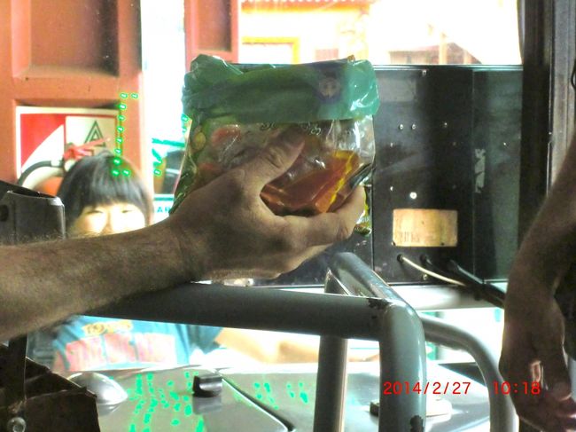 イグアスの滝に向かうバス<br />ドライバーが乗ってくる人にキャンディーを差し出しています。<br />なんてアットホームなんだろう！