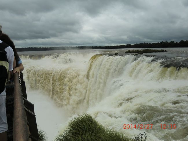 着きました！<br />悪魔の喉笛<br />ものすごい迫力、水量で滝壺は全く見えません。