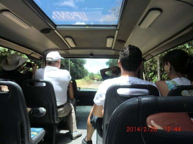 ブラジル側のイグアス公園内はバスで移動です。