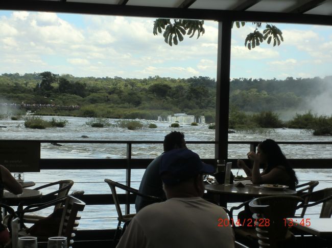 滝そばのレストランでお昼を食べました。<br />バッフェ形式のお店に入ったのでお値段はちょっと高めでした。<br />