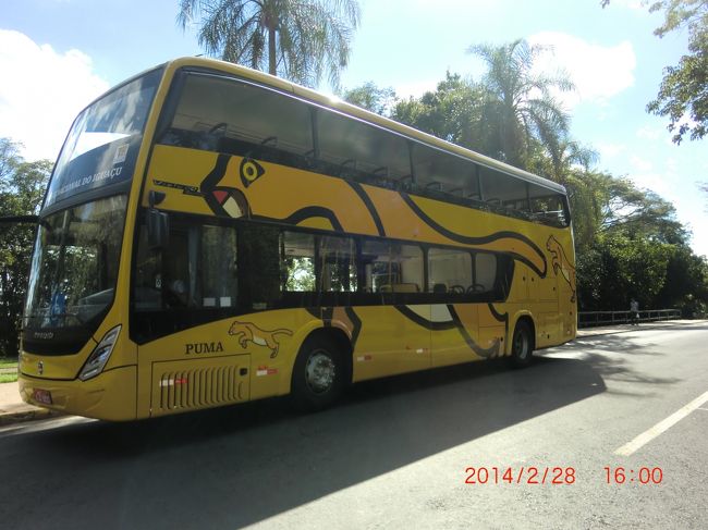 公園内を走るバス