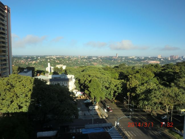 ブラジル側イグアスのホテル<br />アマゾンのジャングルが果てしなく広がってる中に、建物がぽつんぽつんと建っている感じでした。
