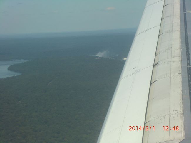 帰路の飛行機からイグアスの滝から舞い上がる水煙が見えました。