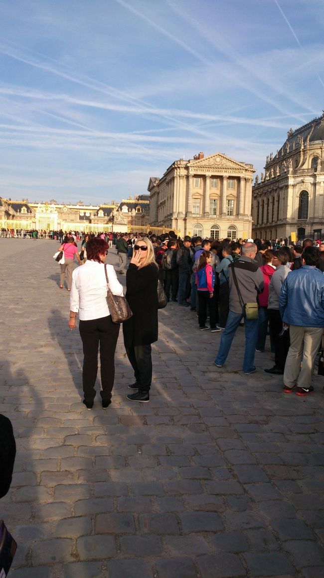 8：45ヴェルサイユ宮殿へ到着、9：00オープンですがすでに長蛇の列<br />夏はもっと人が多いそうです。<br />こちらの列で30分くらい待ちました。<br />