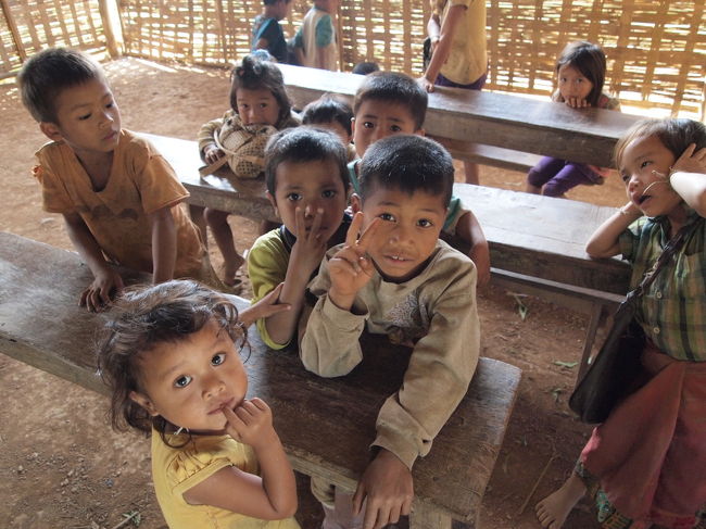 村の教室です。<br />一年生らしく、あどけないです。