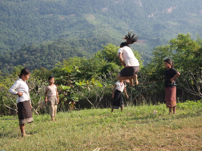 村の校庭です。<br />ゴム跳びが競技並みのスポーツです。