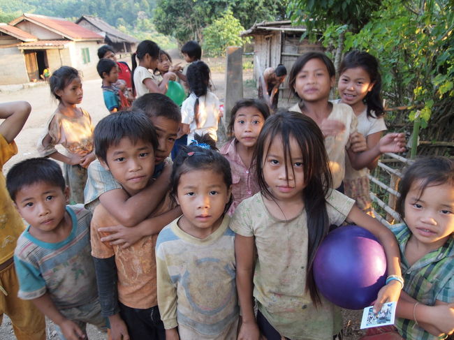 村のこどもたちです。<br />外国人（私）を見るために集まってくれました。