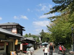 2日目も快晴☆

まずは高台寺までタクシーでやってきました。
（坂の上ですしね。祇園四条駅からワンメーターで着きました！）

人力車がいて、着物姿の人が多く、なんと京都らしい場所なのでしょう！