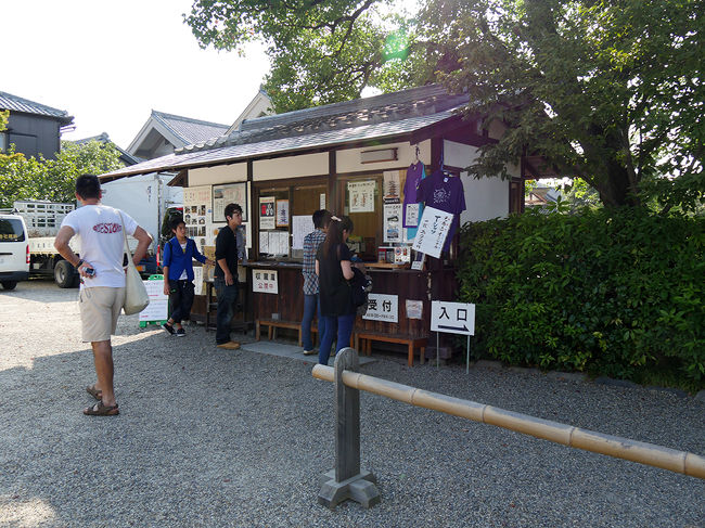 門を入ると左側に車１０数台が泊れる無料駐車場がある。