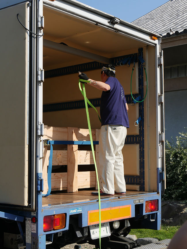 東京へ出展発送準備中<br />頑丈な木枠で守られ、分解荷造りされた国宝・五重小塔の一部分を見る事が出来た。