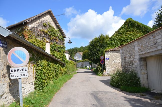 バスを降りてからは、みんなについて歩いて行くと１０分程度で入場口へ。個人と団体では入り口が別みたい。これは途中の道。