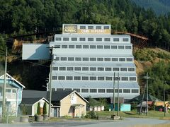 ブリタニアビーチ（Britannia Beach）にあるブリタニア鉱山博物館（Britannia Mine Museum）の横を通ります。
昨年の11月に来ました。
この建物の中は 吹き抜けの工場になっていて、映画撮影によく使われるそうです。

■ 関連旅行記 ■
スコーミッシュ（1/全3）： シャノン滝, ブリタニア鉱山博物館
http://4travel.jp/travelogue/10830686