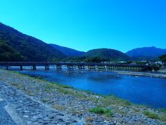 駅から10分ほど歩くと、見えてきました渡月橋！

嵐山のランドマークですね。