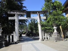舞鶴橋から歩いて正面に拝殿・正殿があります。