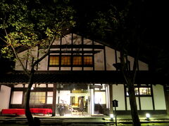 今回は他のレストランがちょっと高めだったので、比較的リーゾナブルなこちらの鶏料理「わかどり」で夜ごはん。
明治期に建てられた材木商の邸宅を移築した建物だそうで、なんだか趣ある。

☆和と鳥旬菜　わかどり↓
http://www.shozan.co.jp/restaurant/wakadori.html