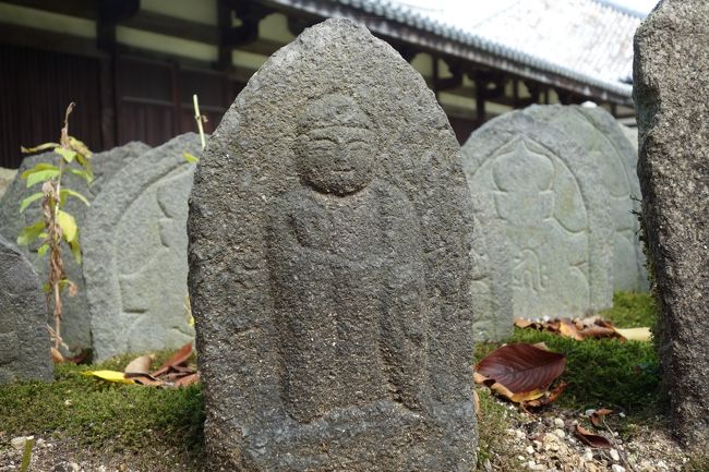 境内の石仏には、微笑み系のものがいくつも。<br />癒される。