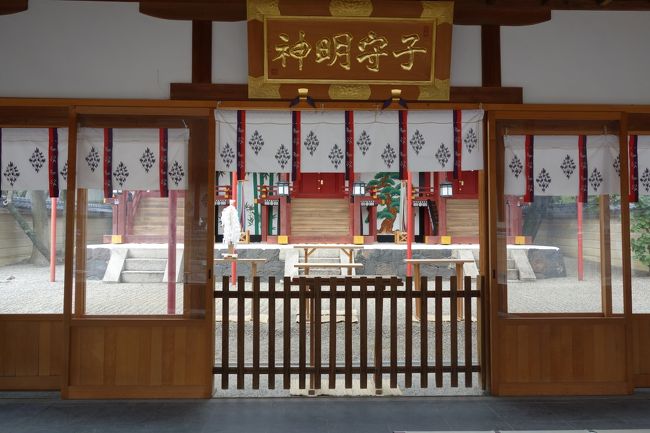 両親が子どもに寄り添うように祀られていることから、安産、育児、生育安全、家庭円満の神様として信仰されているそう。