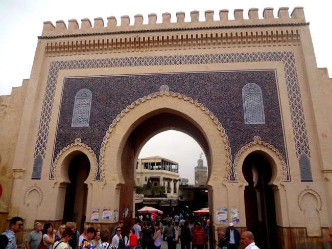フェズの入口といえばここ、ブー・ジュルード門。青い装飾が美しい。この門も抜けるとそこはもうメディナの迷路。観光客もモロッコ人も人がごったがえしています。