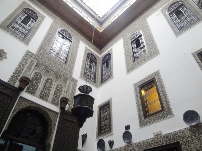 モロッコでは伝統的なホテル「リヤド」に宿泊。これがまたホテルのように大きな建物ではないので辿りつくのが大変。フェズのリヤドではホテルの従業員のおじさんがブー・ジュルード門まで迎えにきてくれました。