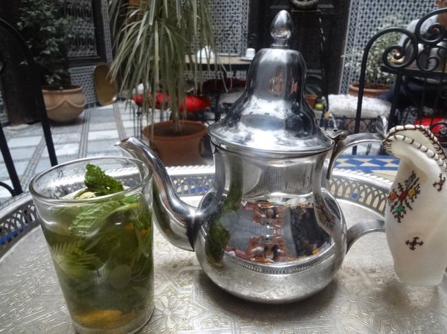 モロッコではいつでもミントティが出てきました。お砂糖たっぷりで甘〜い！！甘いのが苦手な方やダイエット中の方は砂糖抜きでもお願いできましたよ。
