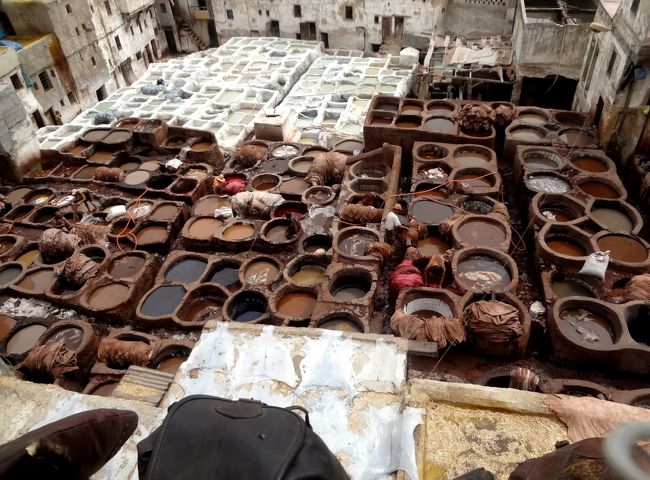 なめし皮の工場タンネリ。ここもフェズの観光名所。モロッコのスリッパバブーシュが欲しかったんですがタンネリのものは質がいいということでメディナのお店で買うよりかなり高額でした。値切りまくってやっと１００DH。メディナのお土産屋さんでは２０DH〜ありました。