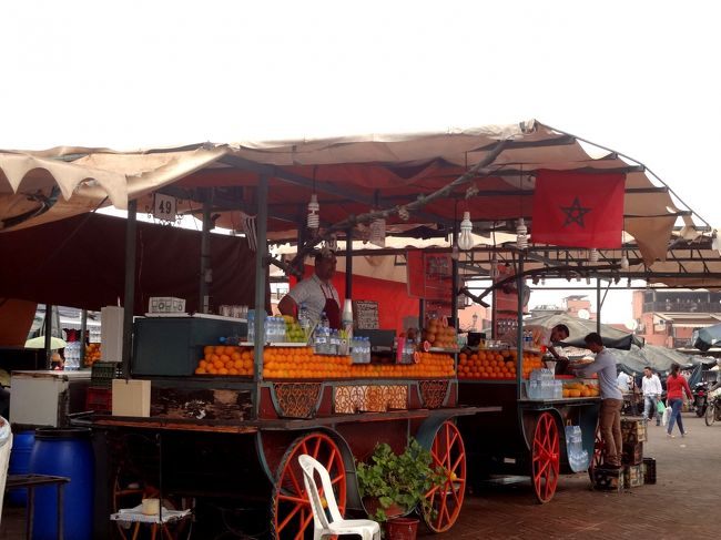 マラケシュと言えばフナ広場。夜は屋台がたくさん出ますが広間はオレンジジュースの屋台とお土産屋さん。オレンジジュースは４DHでしぼりたてが飲めます。