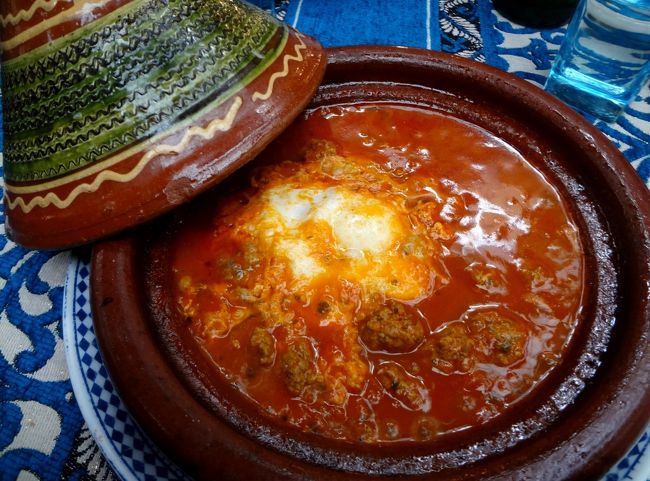 モロッコではずっとタジンやクスクスなどのモロッコ料理を食べていました。これはミートボールとトマト、卵が入ったタジン。濃厚なトマトソースがおいしい。