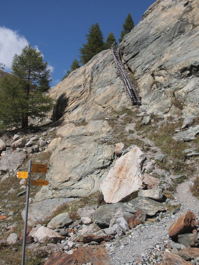 グレッチャーガーデンヴェグの標識は、あの岩場にかけられたハシゴを登れと言っているぞ。<br /><br />え〜。私、イヤだなあ。<br />前日　高地での登りでハーハー言った私は、すっかり登り恐怖症。<br />行かないことに決めた。<br />回避ルートがありそうだもん。