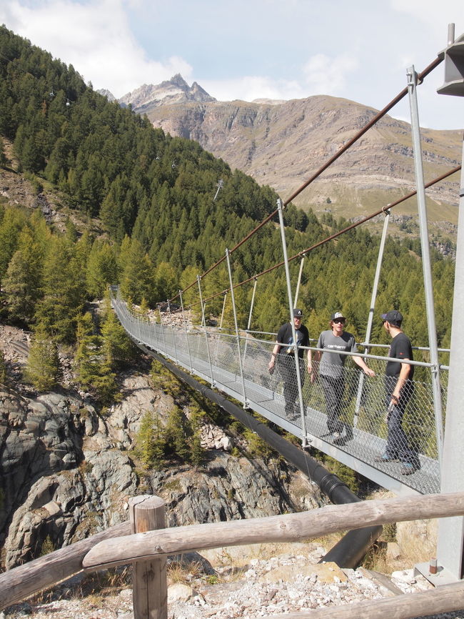 ゴルナー峡谷にかかる吊り橋。<br />結構長いです。<br />この3人組みは、大きな石を持って川に投げ込んでいたの。<br />何度も往復してた。<br />まるで小学生みたいにはしゃいでましたよ。<br /><br />この近くにはＢＢＱサイトもあって、家族連れには面白そう。<br /><br />橋を渡ってもフーリへ行けるんですが、<br />こちら側にもう一つ見たいところがあるので、往復して戻ってきました。<br />橋の上から峡谷を見下ろすのはなかなかスリルがありますよ。