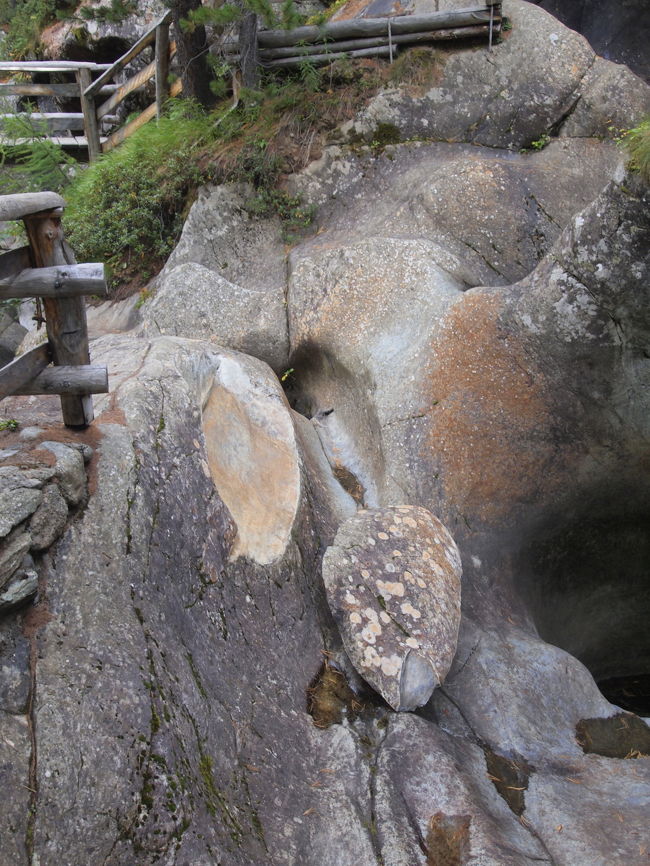 左の岩からぽっこり落ちちゃったみたいな石。<br />なかなかの珍風景ではありませんか？！<br /><br />公園は説明版を見ながら1周するようになっています。<br />フーリから30分くらいだし、前述の吊り橋やＢＢＱもあるので、家族連れが多かったです。<br />