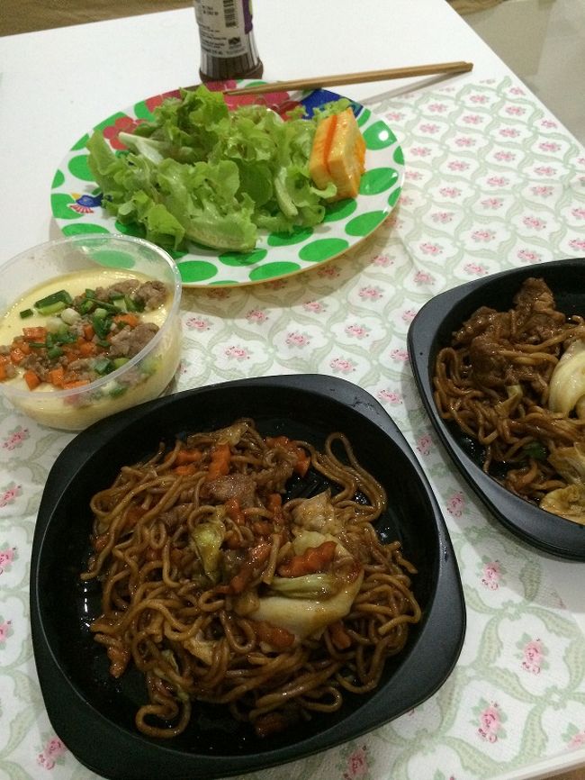 マックスバリューで買った焼きそば。<br /><br />ソースが濃いよ、ママン。