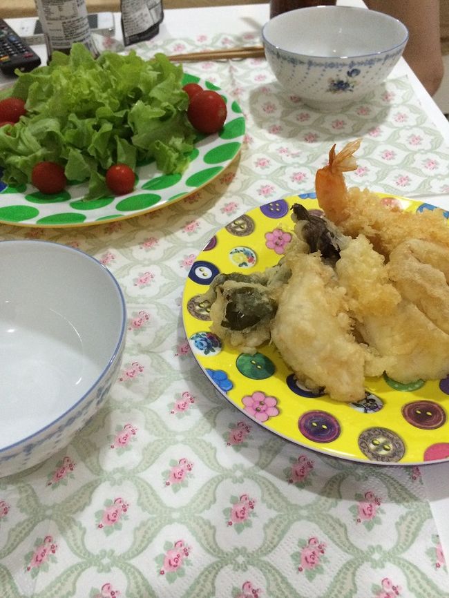 昨晩のイモヤで 天ぷら を持ち帰り。<br /><br />アパートで天ぷら蕎麦にしたけど、<br />ここの天ぷらは、価格の割に微妙かな？<br />