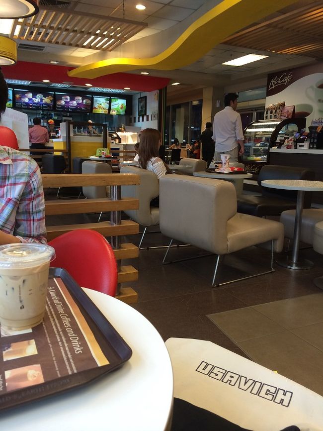 昼になったら、いつものマックで人間観察。