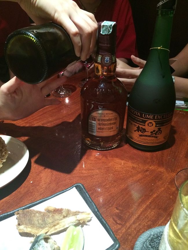 いろいろボトルが入ってるけど、<br /><br />ワインに突入・・・