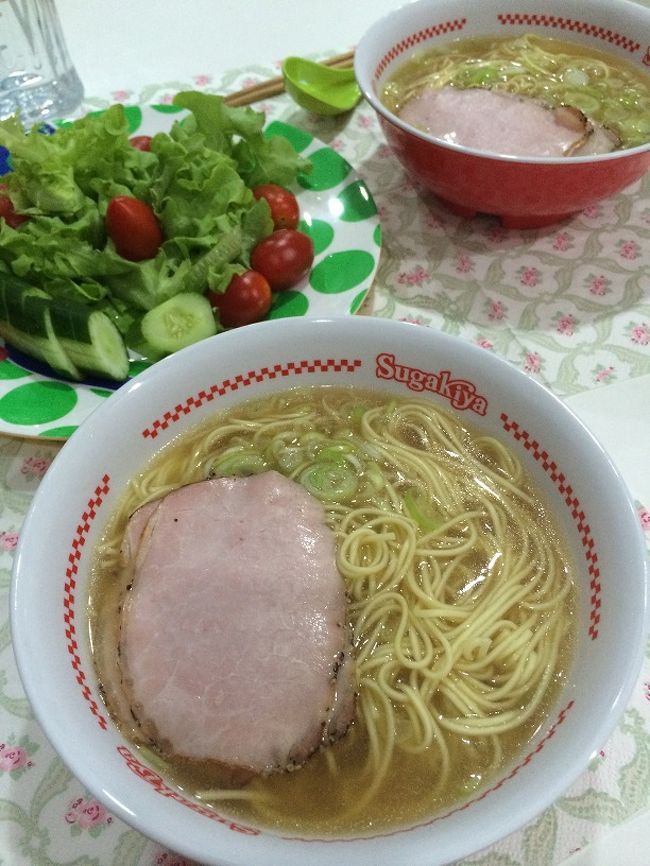これも定番。<br /><br />マルタイ某ラーメンに、ネギと６１番のハム。<br />