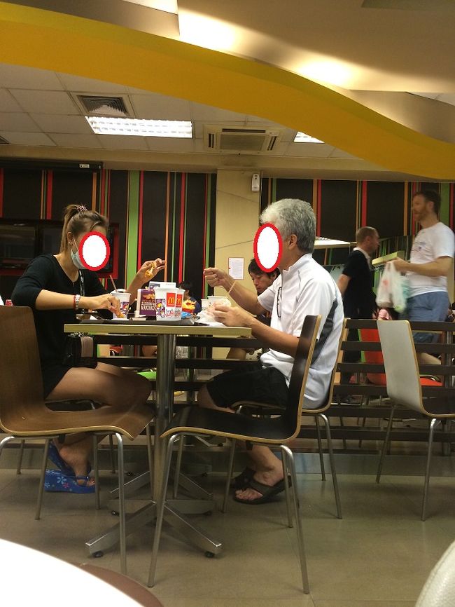 いつものマックで・・・隣のテーブルの日本人＆タイ人のカップル。