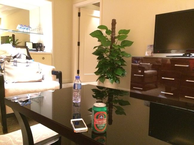 カジノで微妙に負けて部屋に戻ります。<br /><br />買ったら高級料理だったのですが、<br /><br />部屋で青島ビールですよ。