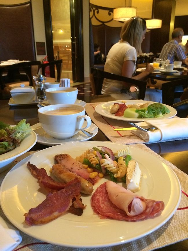 朝は、軽くのつもりが肉系をモッサリ。