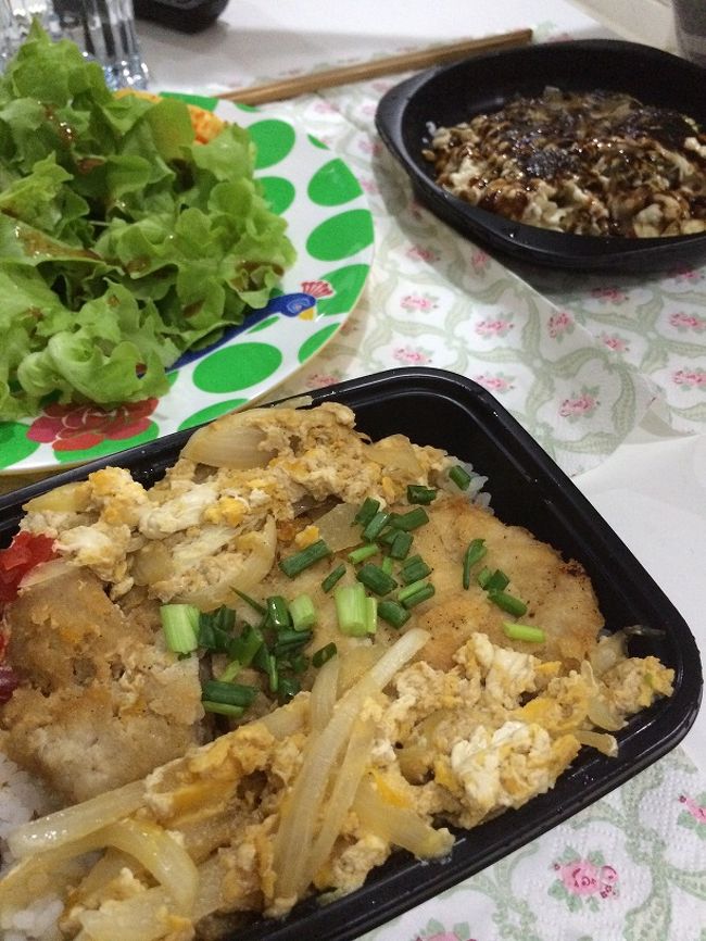 マックスバリューの新メニュー<br /><br />親子丼！！！<br /><br />かなり微妙です。<br /><br />トンカツは、まぁまぁ美味しいのですが・・・