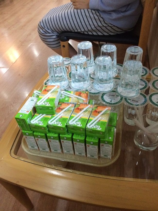 病院到着。<br /><br />待合室では、ジュースが置いてあります。<br /><br />以前は、冷蔵庫に入ってた気も・・・<br />