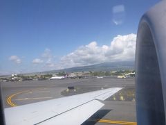 ４０分ほどで　ハワイ島コナ空港に到着〜♪
あっという間のフライトでした。
