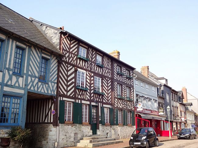 この地方特有の木組みの建物が並びます。<br />いろんな色にペイントされていてかわいらしい。<br />