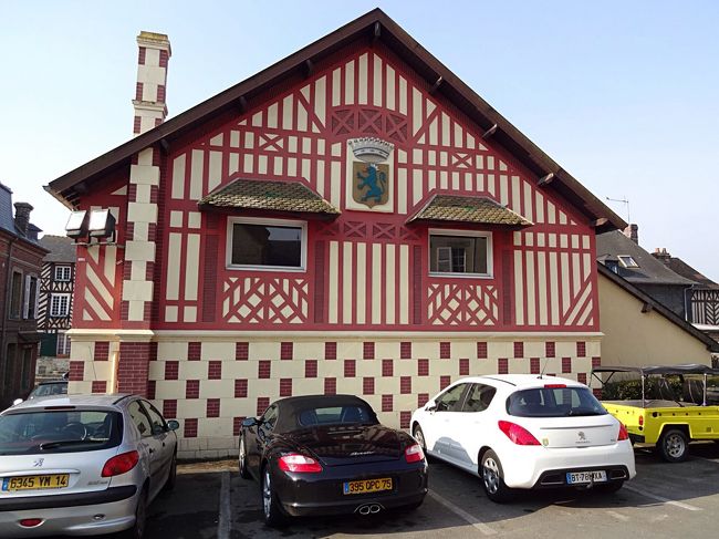 村の集会所もこんなかわいらしい造り。<br /><br />車はプジョーが多いですね。