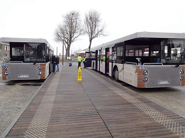 12:20過ぎ、モンサンミッシェル対岸のホテル街にあるスーパー脇にバスは停車しました。<br />日帰りの方は、ここから集合時間の15：30まで自由行動となります。<br />シャトルバスの乗り場まで2〜3分歩いていきます。<br /><br />宿泊するホテルはバス乗り場のすぐ手前にありました。<br />荷物を預かってもらい、バスに乗り込みます。